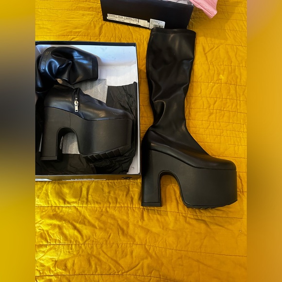 Dolls Kill black platform vegan boots - Picture 2 of 3